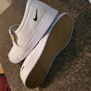 White nike slip on